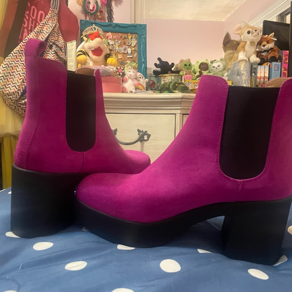 Size 40 pinkish/purle (magenta?) boots with heel
